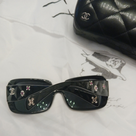 Authentic Chanel crystal sunglasses. - Picture 3 of 16